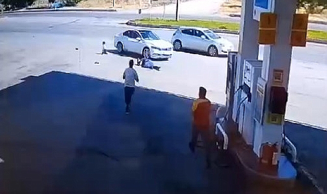 Muş'ta acı kaza: Otomobilin çarptığı baba ve oğul metrelerce savruldu
