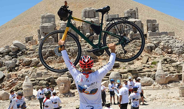 Nemrut Krater Gölü'nden başlayan bisiklet turu tarihi Nemrut Dağı'da son buldu