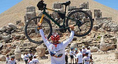 Nemrut Krater Gölü'nden başlayan bisiklet turu tarihi Nemrut Dağı'da son buldu