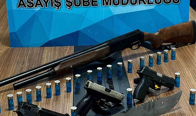 Pala ve çok sayıda silah ele geçirildi