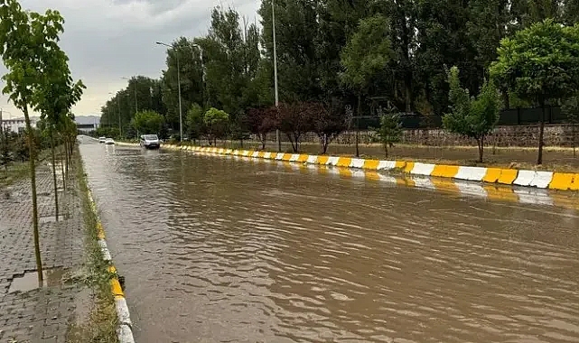 Patnos'ta sağanak yağış trafiği aksattı