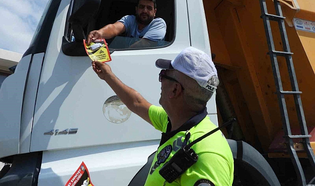 Polis ekipleri tır ve motosiklet sürücülerine bilgilendirici broşür dağıttı