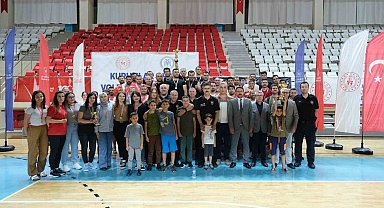 Polisler Turnuvanın şampiyonu oldu