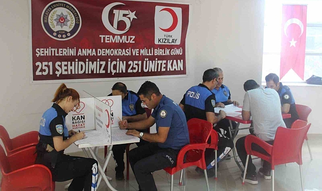 Polisten 15 Temmuz anısına kan bağışı