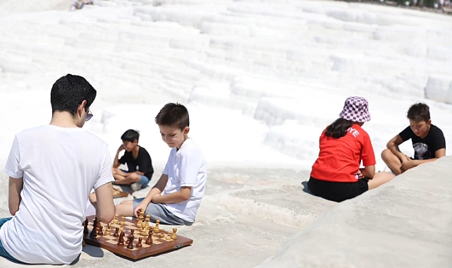 Satranç hamleleri, Pamukkale’nin beyaz travertenleri üzerine atıldı