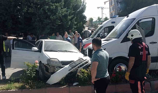 Servis aracı ile otomobil çarpıştı: 5 yaralı