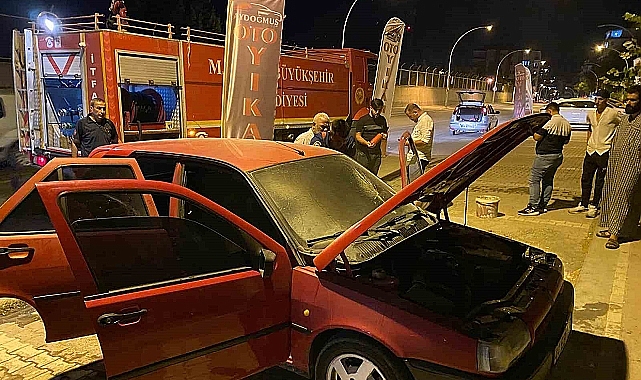Seyir halindeki otomobil alev aldı