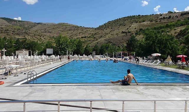 Sıcak hava bunalttı, havuzlar doldu