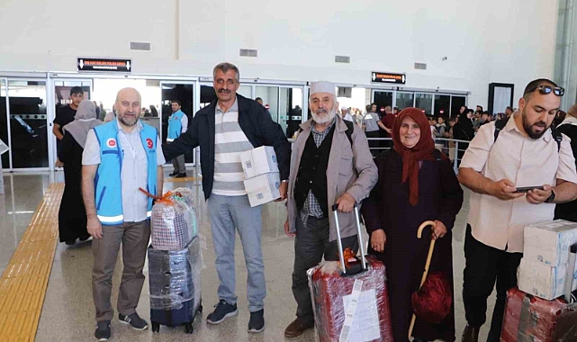 Sivas’ta hacılar çiçeklerle karşılandı