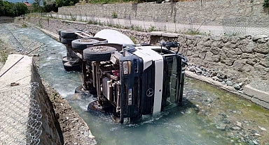 Su kanalına düştü Beton mikseri