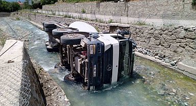 Su kanalına düştü Beton mikseri