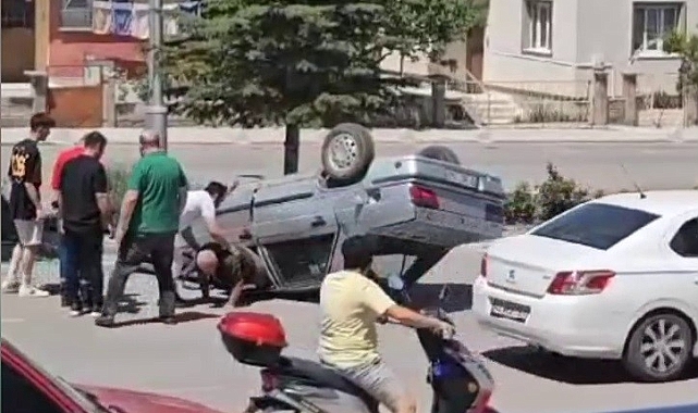 Takla atan otomobilin sürücüsünü araçtan vatandaşlar çıkardı