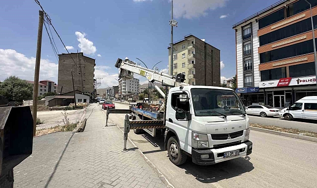 Tehlike saçan elektrik direği yenilendi