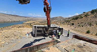 Tır devrildi: 1 yaralı