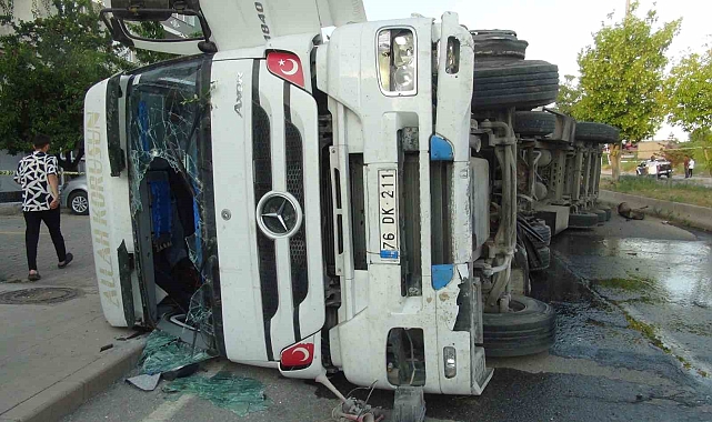 Tır devrildi: 1 yaralı