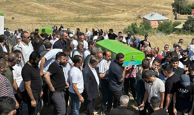 Trafik kazasında hayatını kaybeden karı koca yan yana toprağa verildi