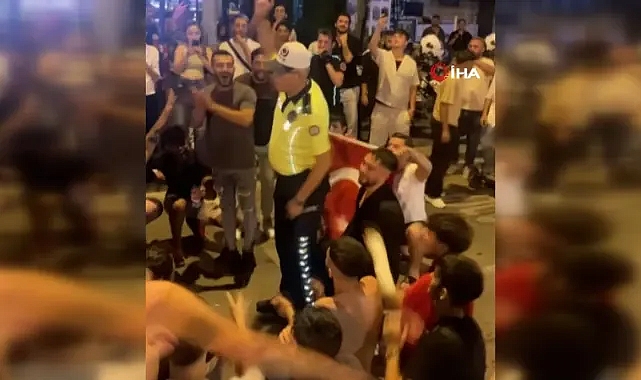 Trafik polisi vatandaşların kutlamalarına üçlüyle ortak oldu