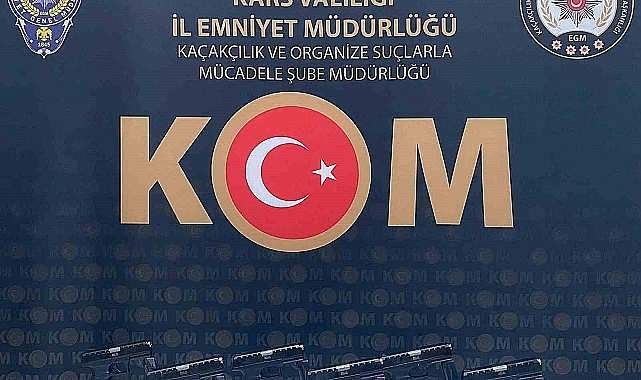 Tütünlerin içine çok sayıda silah ve mühimat yerleştirilmiş halde ele geçirildi