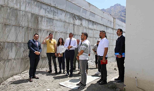 Vali Çelik, mezbahane ve hayvan barınağı inşaatında incelemelerde bulundu