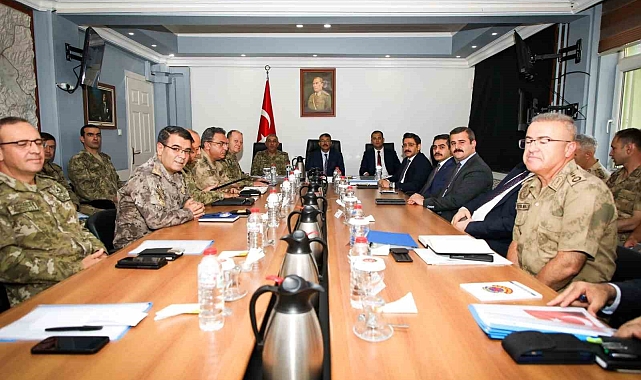 Vali Çelik'ten Irak sınırına çıkarma