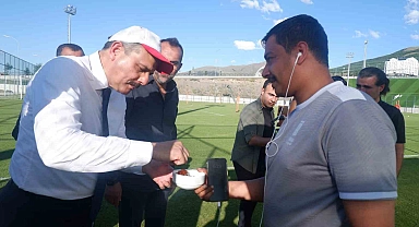 Vali Çiftçi idman yapan takımları ziyaret etti.