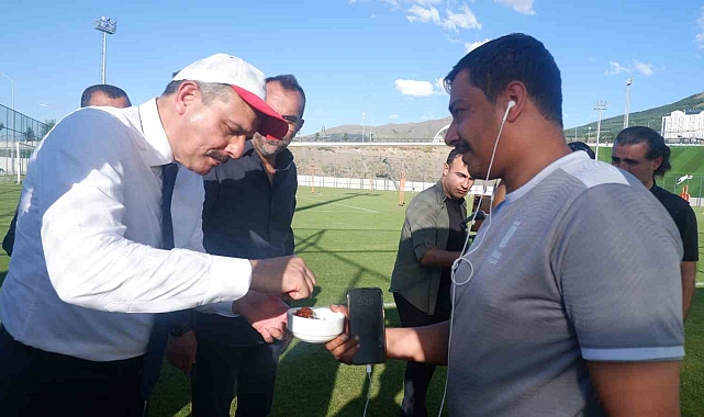 Vali Çiftçi idman yapan takımları ziyaret etti.