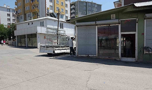 Van'da kamyonet berber dükkanına girdi