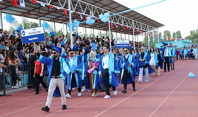 Van Yüzüncü Yıl Üniversitesi'nde mezuniyet coşkusu