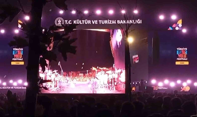 Van'da Şarkıcı Bengü'me "Ne Mutlu Türküm Diyene" Tepkisi