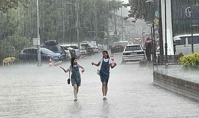 Yağmura sevindiler, yağış altında oynayarak serinlediler