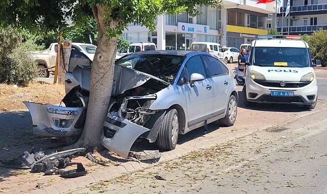 Ağaca çarpan otomobil hurdaya döndü, sürücü kazayı yaralanmadan atlattı