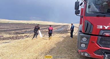 Ağrı’da bir tarla küle döndü