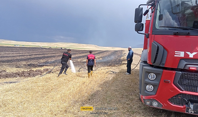 Ağrı’da bir tarla küle döndü
