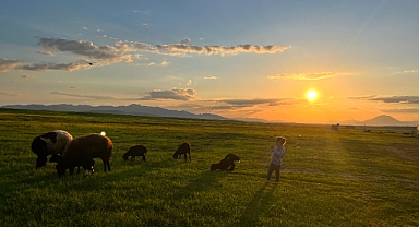 Ağrı'da çocuk kahkahaları, babaların yorgunluğunu alıyor