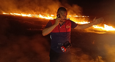 Ağrı'da gece başlayan anız yangını sabaha doğru söndürüldü (Videolu Haber)