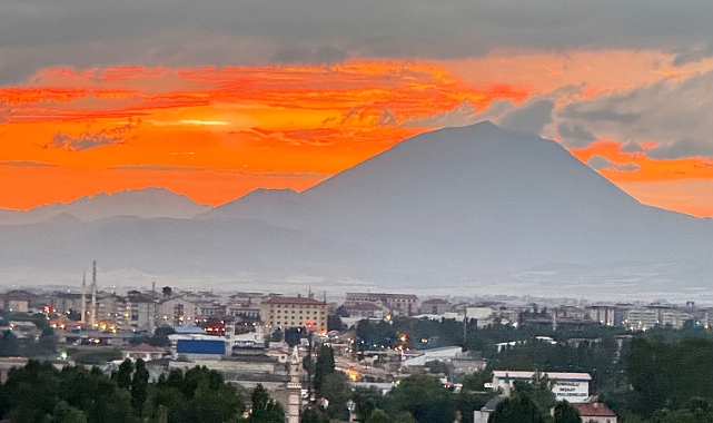 Ağrı'da gün batımı göz kamaştırdı