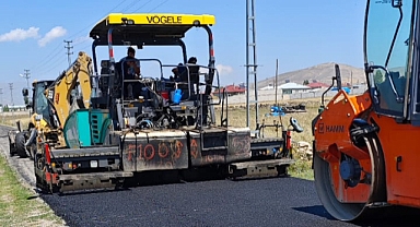 Ağrı'da köy yolları yenileme çalışmaları devam ediyor