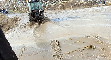 (Tıkla İzle) Ağrı'da meydana gelen sel sürücülere geçit vermedi