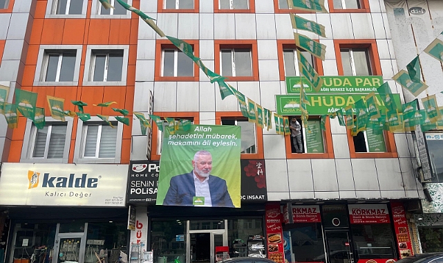 Ağrı'da Şehit İsmail Heniyye'nin dev posteri asıldı