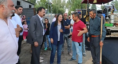 Ağrı'da sıcak asfalt çalışmaları devam ediyor