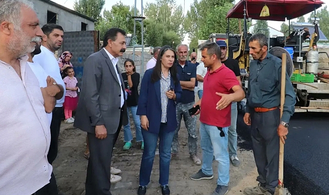 Ağrı'da sıcak asfalt çalışmaları devam ediyor