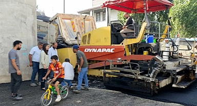 Ağrı’da sıcak asfalt serimi devam ediyor