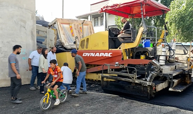 Ağrı’da sıcak asfalt serimi devam ediyor