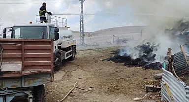 Ağrı'da sobadan sıçrayan alevler ot balyalarını küle çevirdi (Videolu Haber)