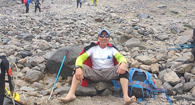 Ağrı Dağı’na çıplak ayakla tırmandı