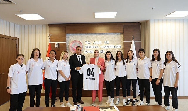 Ağrı Kadın Futbol Takımı Bakan Göktaş ile bir araya geldi