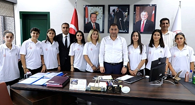 Ağrı Kadın Futbol Takımı’ndan İl Müdürü Çelebi’ye ziyaret