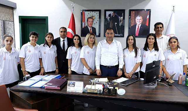 Ağrı Kadın Futbol Takımı’ndan İl Müdürü Çelebi’ye ziyaret