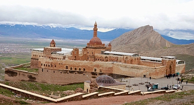 Ağrı’nın Tarihi Sarayı’nda hafta sonu yoğunluğu