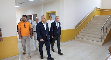 Ağrı Valisi Koç, İbrahim Çeçen İlkokulu’ndaki yenileme çalışmalarını inceledi